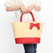 七瀬陸モデルのかごバッグ使用例。