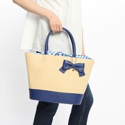 和泉一織モデルのかごバッグ使用例。