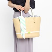 千モデルのかごバッグ使用例。