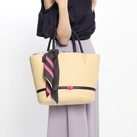 百モデルのかごバッグ使用例。