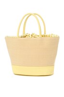 六弥ナギモデルのかごバッグ。