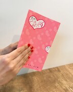 「オトナの…“シークレット4”FCフェア」の対象店舗では、周りの目を気にせずじっくりと試し読みができるようにシンプルな専用カバーが取り付けられている。