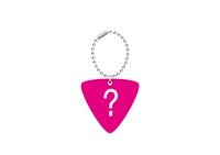 前売券特典のピック型キーホルダー。