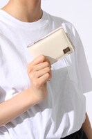 槙島聖護モデルのパスケースの使用例。