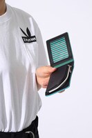 宜野座伸元モデルのパスケースの使用例。