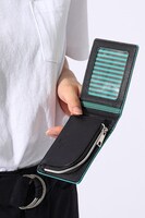 宜野座伸元モデルのパスケースの使用例。