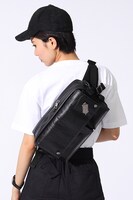 ボディバッグの使用例。