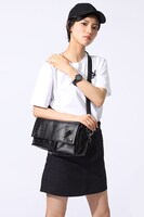 ボディバッグの使用例。