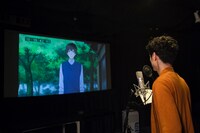 高良健吾のアフレコの様子。