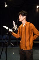 高良健吾のアフレコの様子。