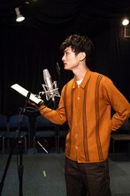 高良健吾のアフレコの様子。