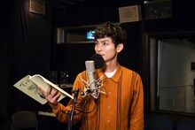 高良健吾のアフレコの様子。