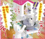 「リカちゃんファンブック～まんが もしもリカちゃんが。～」より。リカちゃんが弾くバイオリンの音色に、猫たちもパニック。