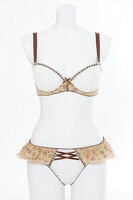 サーバルモデルのランジェリーセット。