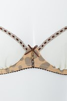 サーバルモデルのランジェリーセット。