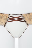 サーバルモデルのランジェリーセット。