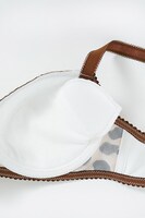 サーバルモデルのランジェリーセット。