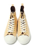 サーバルモデルのスニーカー。