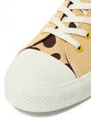 サーバルモデルのスニーカー。