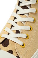 サーバルモデルのスニーカー。