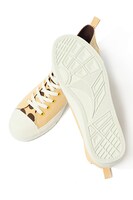 サーバルモデルのスニーカー。