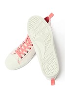 トキモデルのスニーカー。