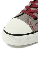 かばんモデルのスニーカー。