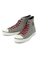 かばんモデルのスニーカー。