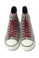 かばんモデルのスニーカー。