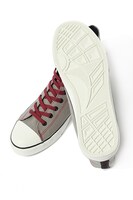 かばんモデルのスニーカー。