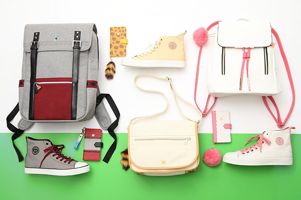 「けものフレンズ」モデルのバッグ、スニーカー、スマートフォンケース。