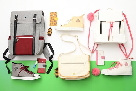 「けものフレンズ」モデルのバッグ、スニーカー、スマートフォンケース。