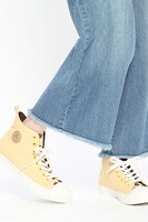 サーバルモデルのスニーカー着用イメージ。