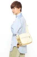 サーバルモデルのバッグ着用イメージ。