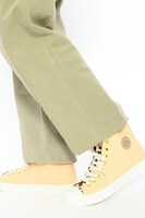 サーバルモデルのスニーカー着用イメージ。