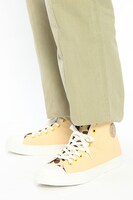 サーバルモデルのスニーカー着用イメージ。