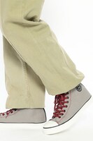 かばんモデルのスニーカー着用イメージ。