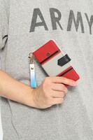 かばんモデルのスマートフォンケース使用イメージ。