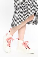 トキモデルのスニーカー着用イメージ。