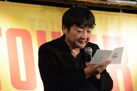 「未来のミライ」サウンドトラックの歌詞カードをじっと見る細田守監督。