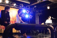 ピアノを弾く高木正勝。