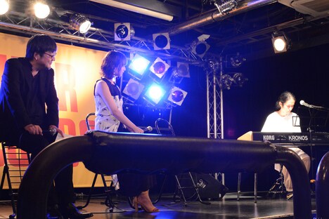 ピアノを弾く高木正勝。