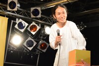 抽選のくじを引く高木正勝。