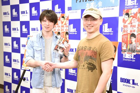 内村航平選手（左）と、会場に駆けつけた菊田洋之（右）。