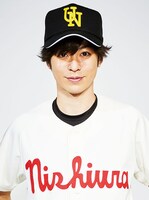 安川純平扮する泉孝介。