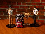 「俺のチョコビ トリュフ薫るステーキ味」と「俺のフィギュア 野原ひろし」のイメージカット。