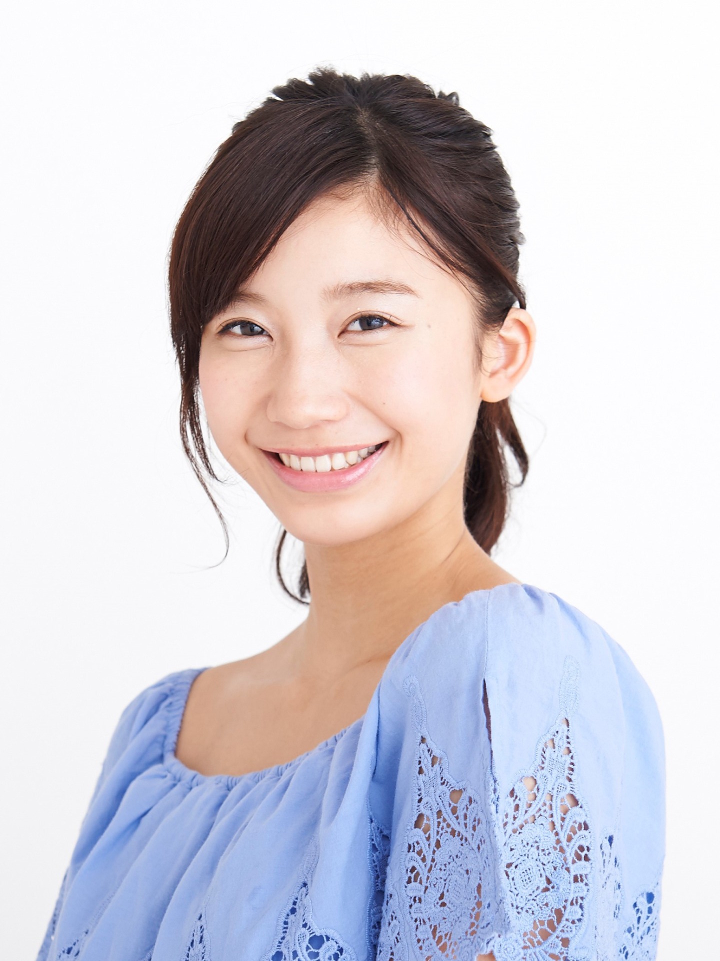 三村彩役の小倉優香。(c)新田 章／講談社　(c)「恋のツキ」製作委員会