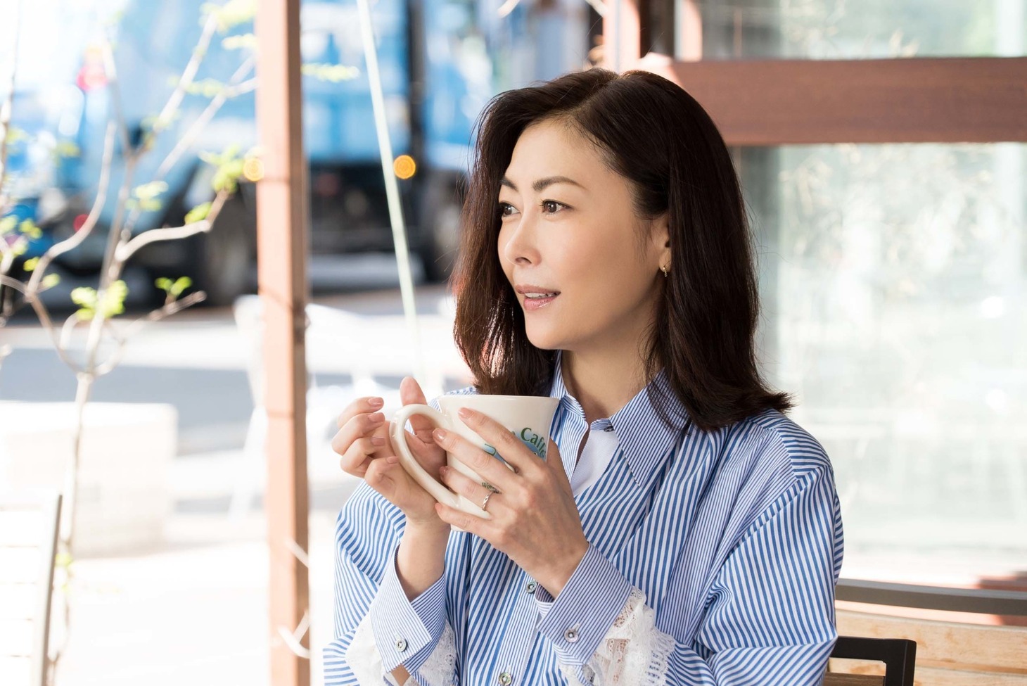 ドラマ「黄昏流星群」より、中山美穂演じる瀧沢真璃子。