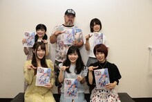 アニメ「ロボットガールズNEO」アフレコの様子。前列左より井澤美香子、木野日菜、萩原あみ、後列左より長江里加、稲田徹、鳴海夏音。
