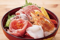 「三崎豊魚」で提供される「北斗七種海鮮丼」。